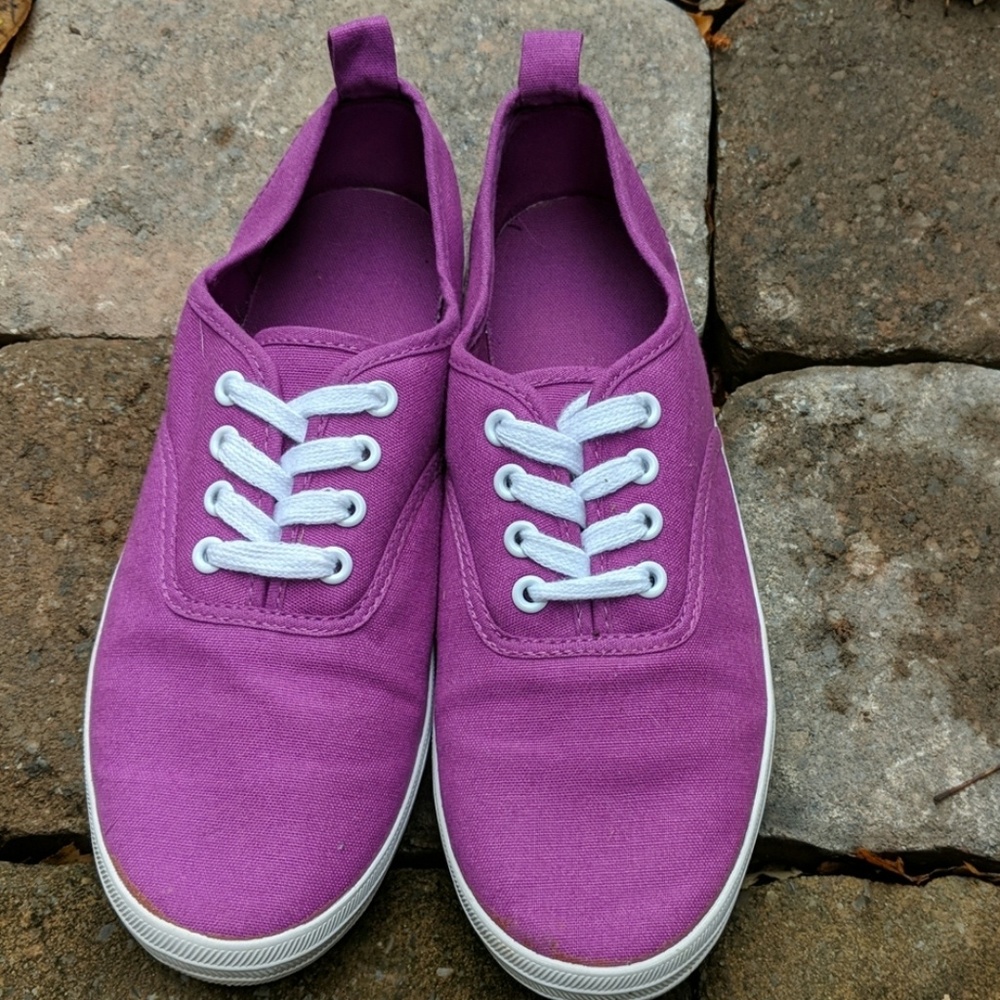 Divided tennis shoes